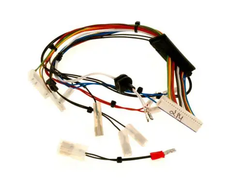 Kabelbaum mit mehreren farbigen Drähten und Steckverbindern. Verwendung möglich in elektrischen Systemen, möglicherweise von Bosch, für 24V-Anwendungen.